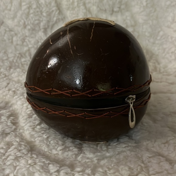 Mini coconut made in Hawaii ham bag with puka shell handles - Picture 3 of 4